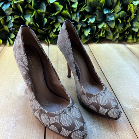 COACH CAYA MONOGRAM SIGNATURE CANVAS 4" HEEL PUMPS VERY GOOD CONDITION SIZE 7 - Picture 1 of 7